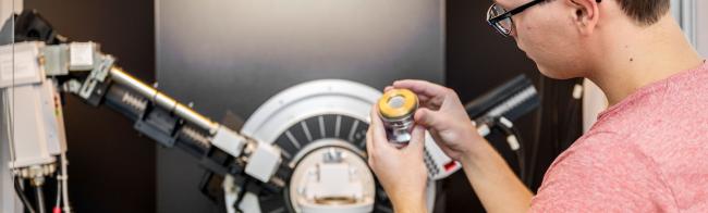 Ein Student bei der Analyse von Materialien im Labor