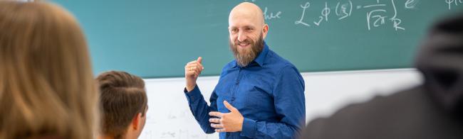 Ein Professor erklärt seinen Studierenden etwas