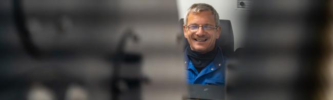 Elektriker Jürgen Hansel im Führerstand der neuen Fördermaschine.
