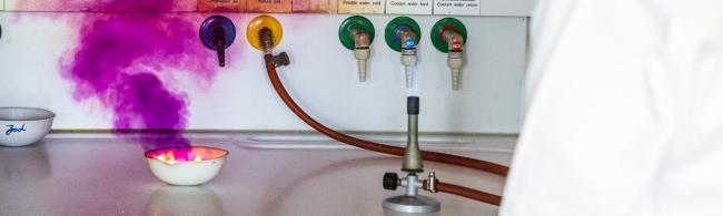 Schülerin beim Experimentieren