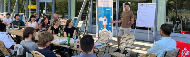 Student Jannek pitcht seine Idee dem Publikum