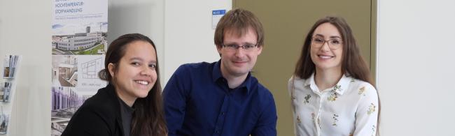 Mit einer simulationsbasierter Ökobilanz wird der entwickelte Recyclingansatz vom Team bewertet. V.l.n.r.: Thais Barreiros, Dr. Pit Völs, Dr. Lesia Sandis-Predzymirska.