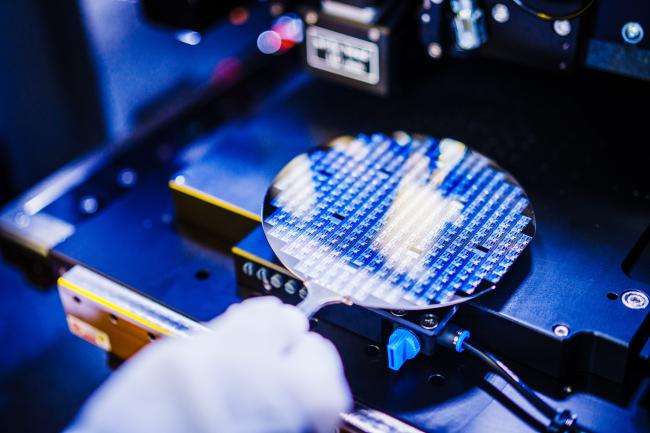 Wafer wird in Belichtungsanlage eingelegt