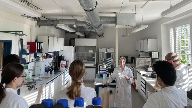 Mehrere Schüler im Labor 