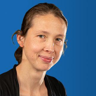 Portraitfoto einer Frau vor marineblauem Hintergrund