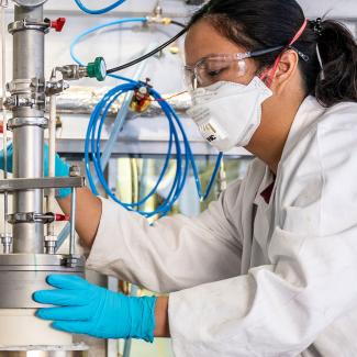 Eine Wissenschaftlerin bei der Arbeit im Labor