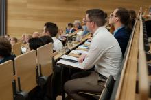 Zuhörendes Publikum in einem Hörsaal