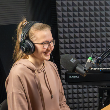 Studentin im Tonstudio der Uni beim Einsprechen für den TUBAF Podcast