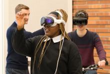 Studentin mit VR Brille