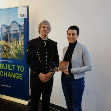 Dr. Jana Börner nimmt den Lehrpreis von Prof. Bodo Lehmann entgegen, zum Zeitpunkt der Übergabe Präsident der Deutschen Geophysikalischen Gesellschaft.