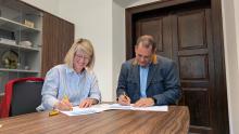 Unterzeichnung der wechselseitigen Vereinbarung durch Dr. Cindy Krause, Geschäftsführerin der Regionalkammer Mittelsachsen der IHK, und Professor Tobias Fieback, Prorektor für Forschung, Internationales und Transfer. 