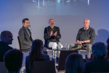 Im Rahmen eines Künstlergesprächs kamen der Maler Walter Maria Padao, Julius Nordheim (Universitätskommunikation) sowie Professor Helmuth Albrecht (ehem. Direktor des Instituts für Industriearchäologie, Wissenschafts- und Technikgeschichte an der TU Bergakademie Freiberg) in einen regen Austausch über Parallelen zwischen künstlerischen und wissenschaftlichen Verfahrensweisen.